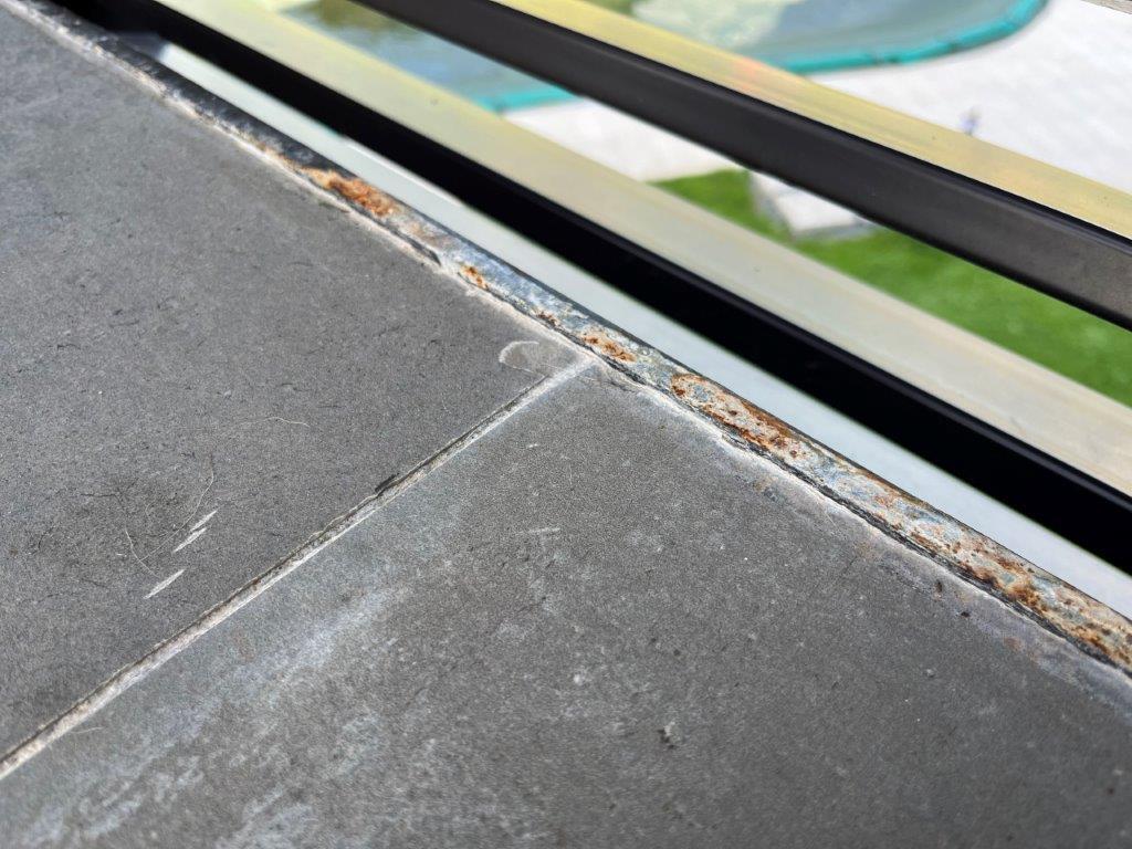 Corrosione colla piastrelle (1)