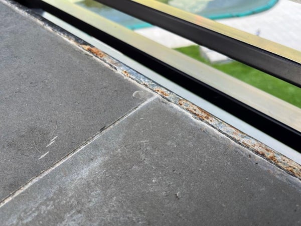 La corrosione innescata dalle colle per pavimenti